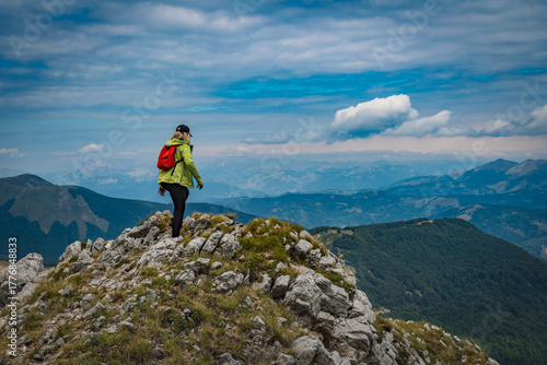 Fotografía young woman hiking in the mountains