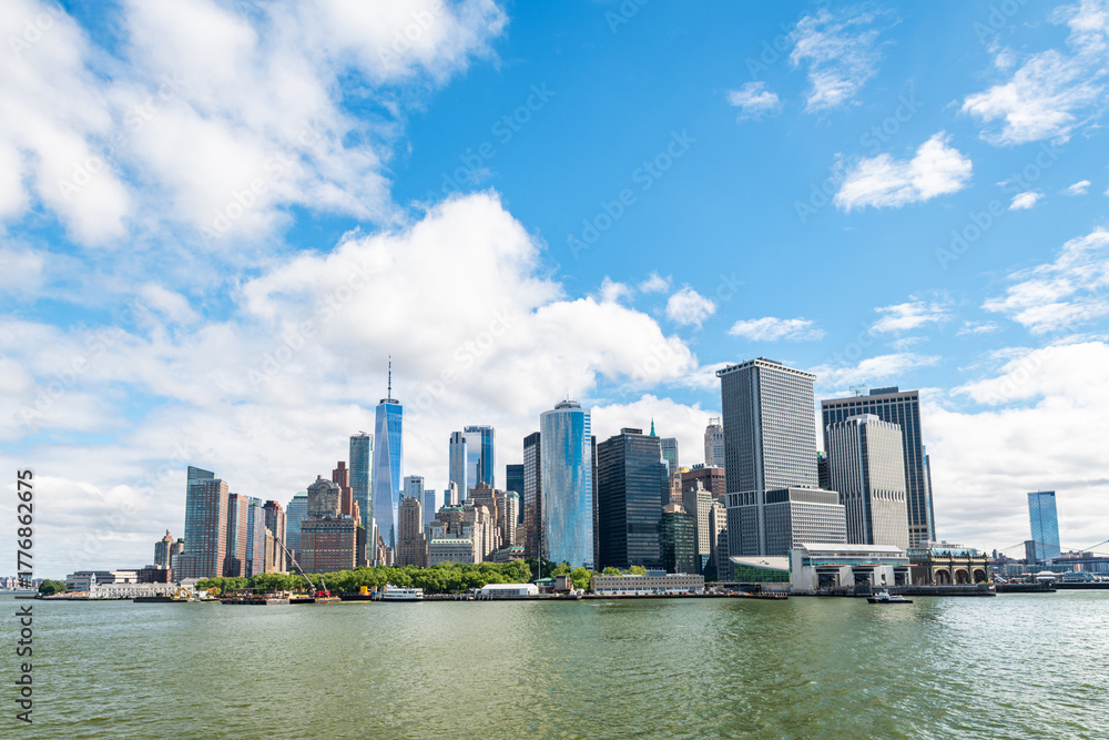 Fototapeta premium Panoramic view of the skyscrapers surrounding Battery Park in Lower Manhattan, New York City.