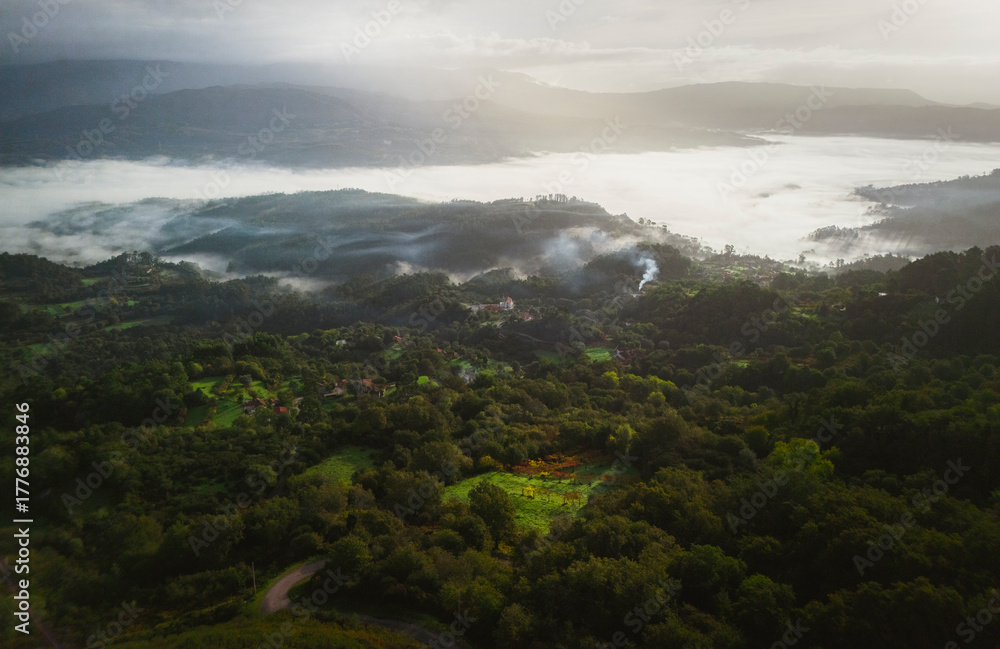 Fototapeta premium Vista aérea de paisagem rural em dia de novoeiro no outono
