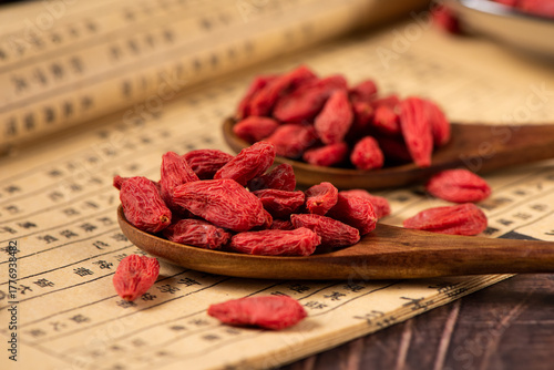 Fotografía Dried Chinese wolfberries or Goji berry on table
