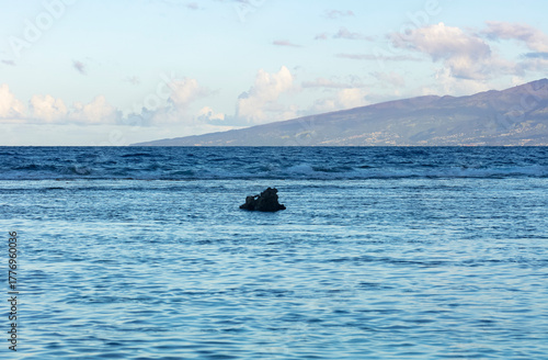 océan pacifique avec un morceau de l'île de Tahiti en arrière plan