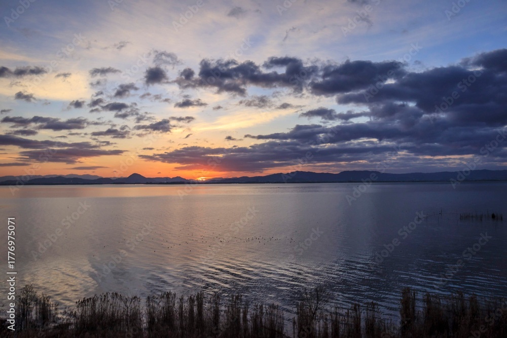 Fototapeta premium Biwako Twilight: Sunrise over Japan's Largest Lake