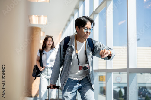 Foto Asian tourist couple man and woman hurry rushing to check in running late for fl