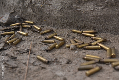 Foto Spent rifle casings on the ground. Concept of violence and crime.