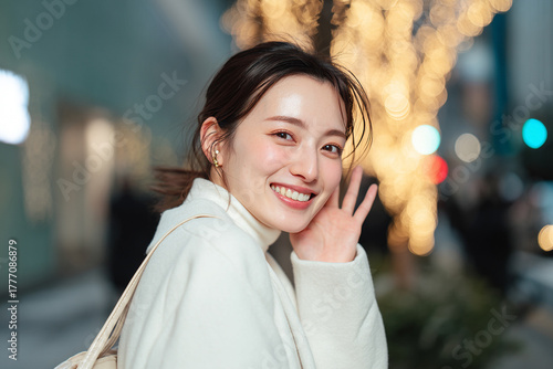 クリスマスシーズンにデートをする美しい女性。