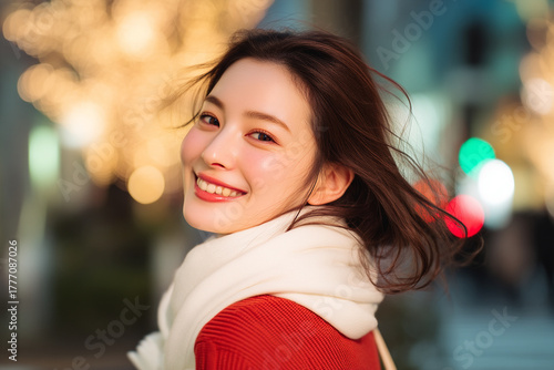 クリスマスシーズンにデートをする美しい女性。