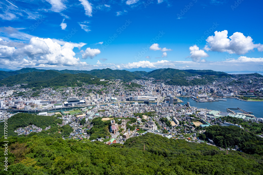 Obraz premium 稲佐山山頂展望台から見る長崎市内の風景
