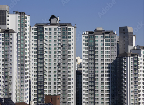 Photography This is a cityscape of Seoul with apartments.