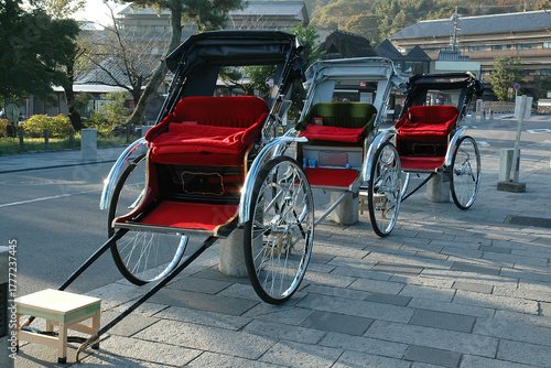 A line of rickshaws waiting at a famous tourist spot (Autumn sightseeing in Kyoto, Sagano and Arashiyama area) / 有名観光地で待機している人力車の車列(秋の京都観光，嵯峨野・嵐山界隈)
