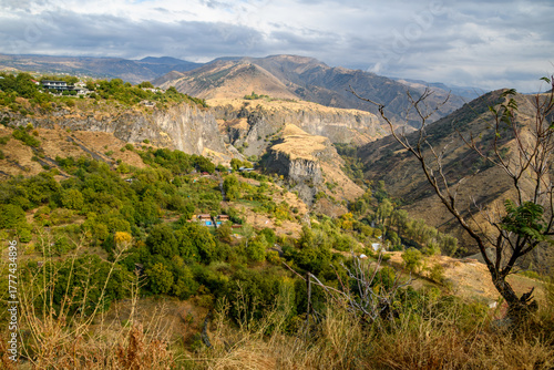 Armenia 01 - paesaggio montuoso e aspro con canyon e boschi