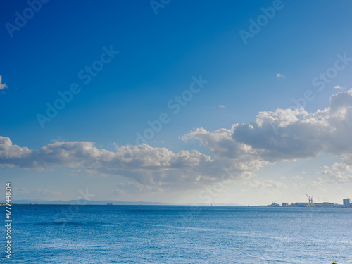 港町神戸の新突堤からの海辺の眺め