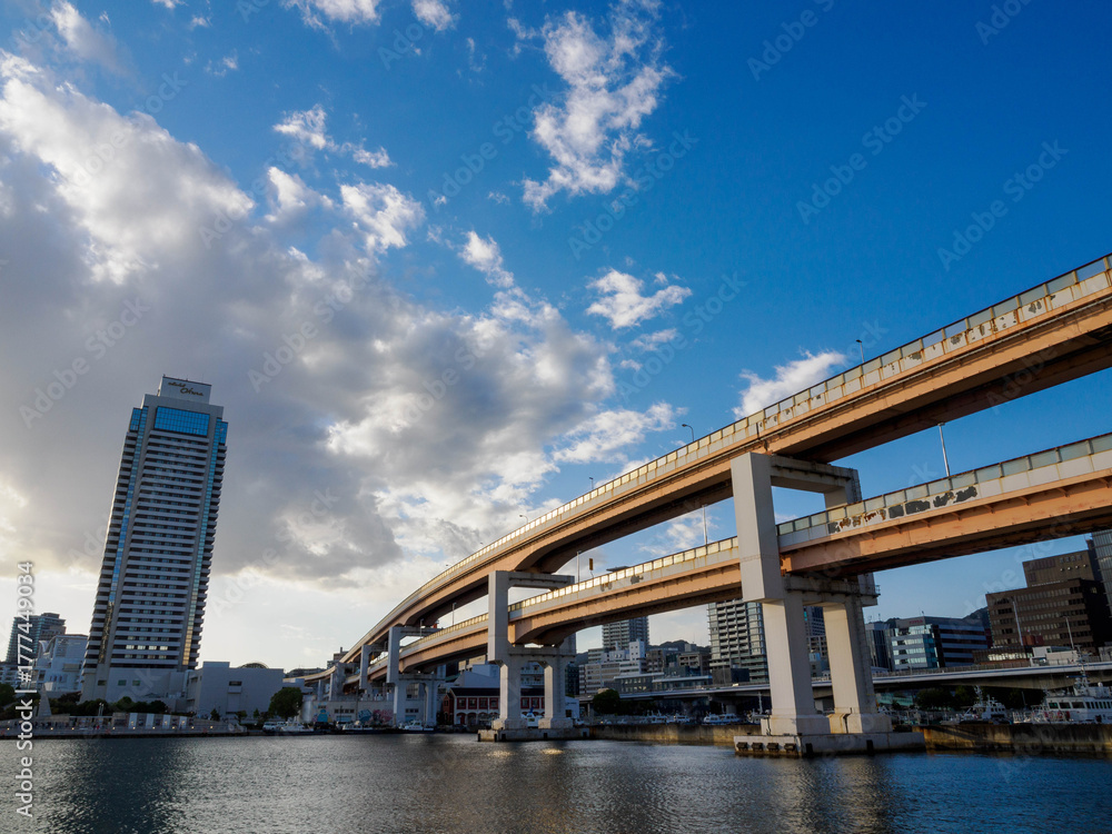 Naklejka premium 港町神戸の街の景観 水辺と橋と高層ビルが神戸の街のイメージの象徴