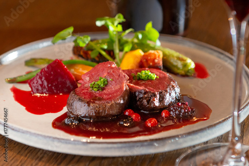 Obraz na płótnie 赤ワインソースの鹿肉ステーキ　彩り野菜を添えたジビエ料理