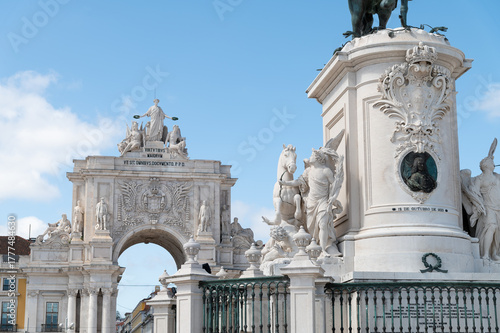 lisboa, vista del arco de triunfo y el monumento al rey Jose I en la plaza del comercio o terriro do paco, portugal.