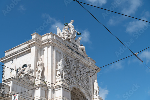 lisboa, vista del arco de triunfo en la plaza del comercio o terriro do paco, portugal.