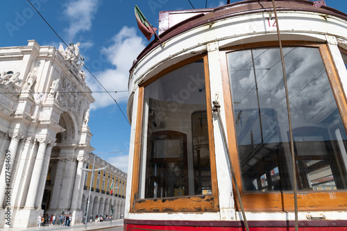 lisboa, un tranvia turistico en la plaza del comercio, al fondo el arco de triunfo, portugal.