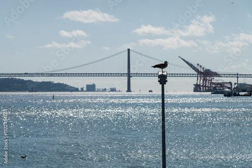 Lisboa, puente colgante 25 de abril y rio Tajo, portugal. 