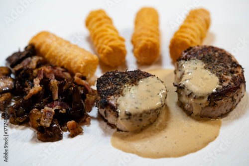 Wallpaper Mural gebratenes Schweinefilet mit Waldpilzen, Kroketten und Sahnesoße Torontodigital.ca