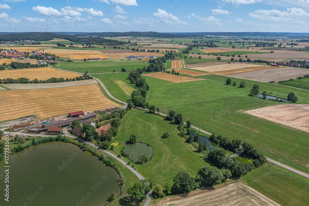 Fototapeta premium Ausblick auf die Landschaft am Hornauer Weiher im Naturpark Frankenhöhe bei Burgbernheim
