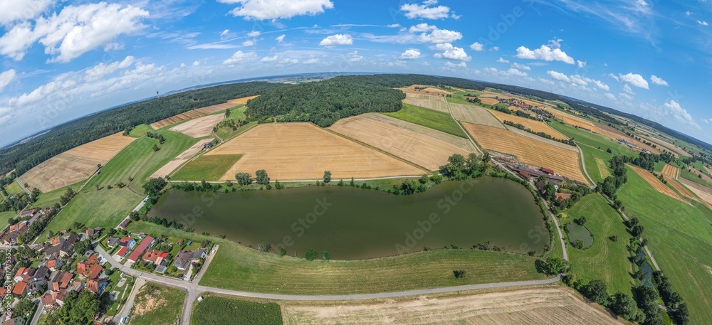 Fototapeta premium Ausblick auf die Landschaft am Hornauer Weiher im Naturpark Frankenhöhe bei Burgbernheim