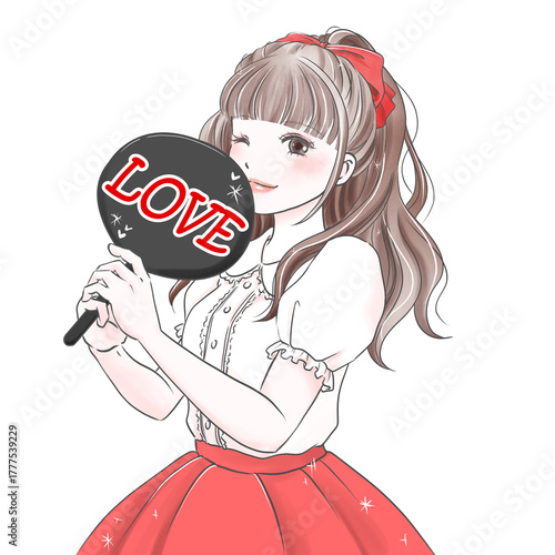 うちわを持って推し活を楽しむ女性レッド