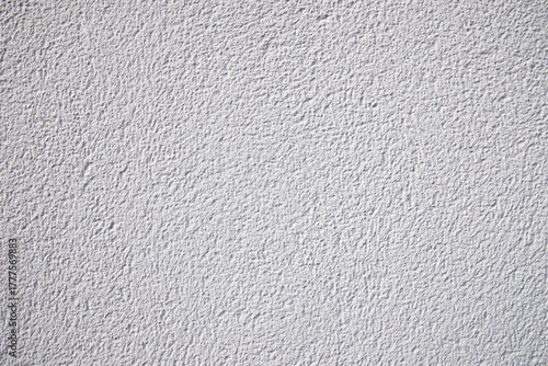 Zoom sur une façade texturée de maison peinte en grise