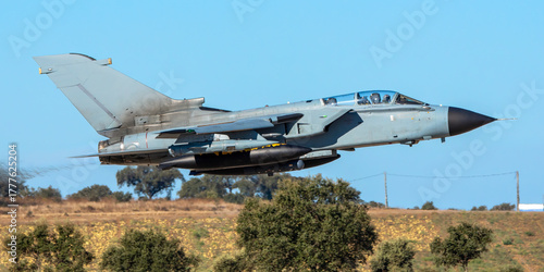 Despegue a toda potencia de avión militar