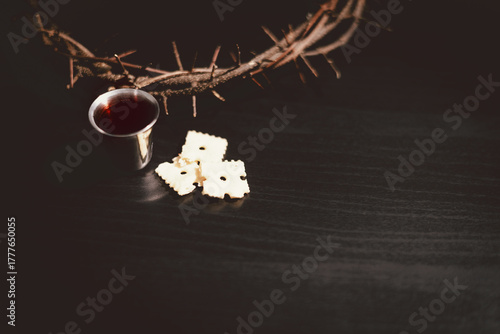 Behang Communion bread and wine with the Holy Bible and crown of thorns, symbolizing the sacrifice of Jesus Christ, the passion, salvation and Christian faith in the Eucharist and Lord Supper