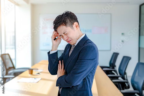 悩むビジネスマン