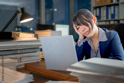 残業で辛そうな女性