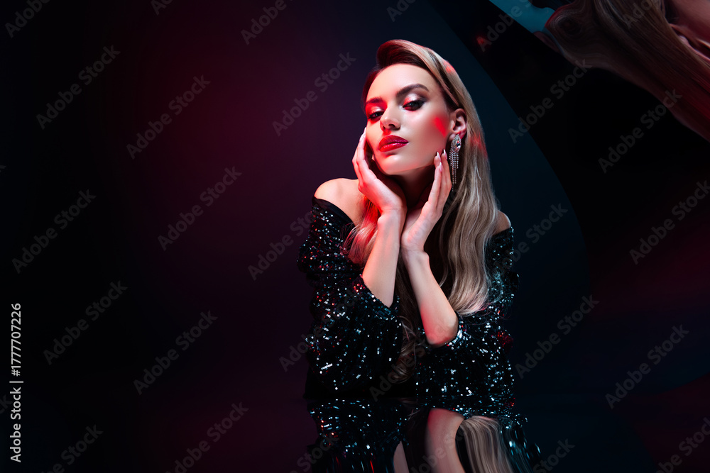 Naklejka premium Stunning blonde woman in sequin dress posing against dark background with chic and fashionable glamour