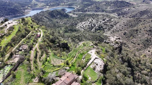 Impresionante vista aérea captada con dron del pueblo medieval de Siurana, situado sobre un acantilado en la comarca del Priorat, Tarragona. Se aprecian sus casas de piedra, la iglesia y el entorno.
