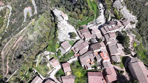 Impresionante vista aérea captada con dron del pueblo medieval de Siurana, situado sobre un acantilado en la comarca del Priorat, Tarragona. Se aprecian sus casas de piedra, la iglesia y el entorno.