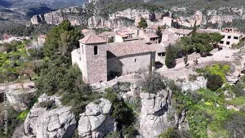 Impresionante vista aérea captada con dron del pueblo medieval de Siurana, situado sobre un acantilado en la comarca del Priorat, Tarragona. Se aprecian sus casas de piedra, la iglesia y el entorno.