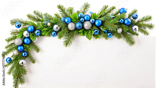 Weihnachtsgirlande mit blauen und silbernen Kugeln isoliert auf weißem Hintergrund