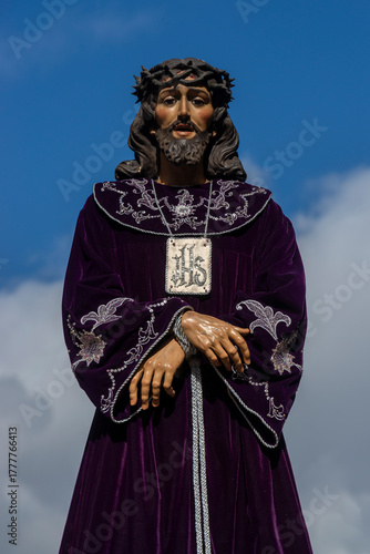 Imagen sacramental de Jesucristo en procesión un día de sol en Semana Santa