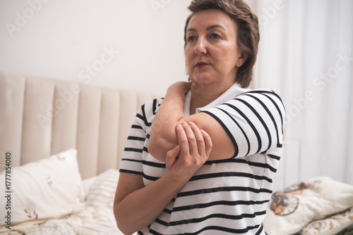 Quadro su tela Muscle aches. Adult woman has pain in arm muscles.