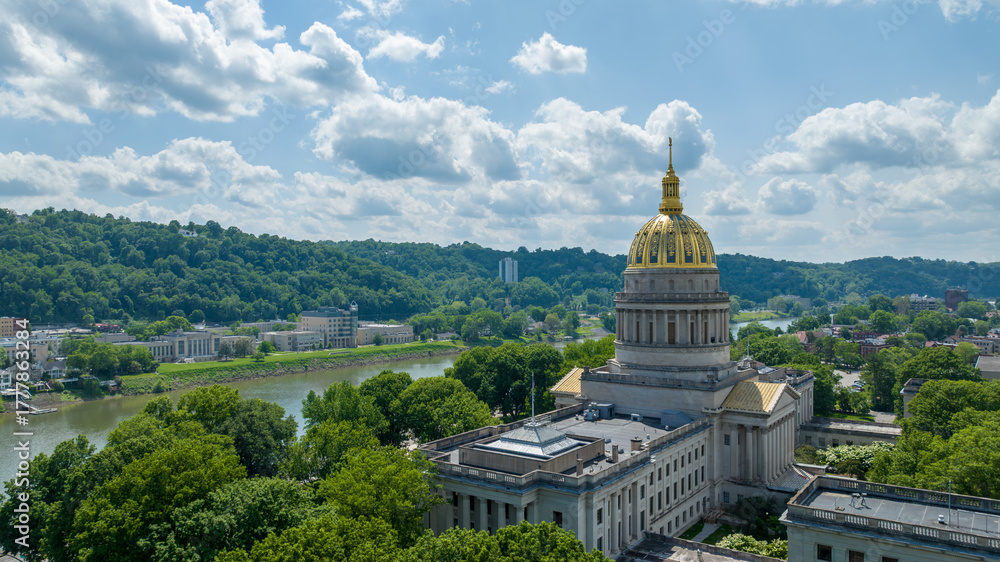 Obraz premium Aerial View of the West Virginia State Capitol in Charleston with Gold Dome