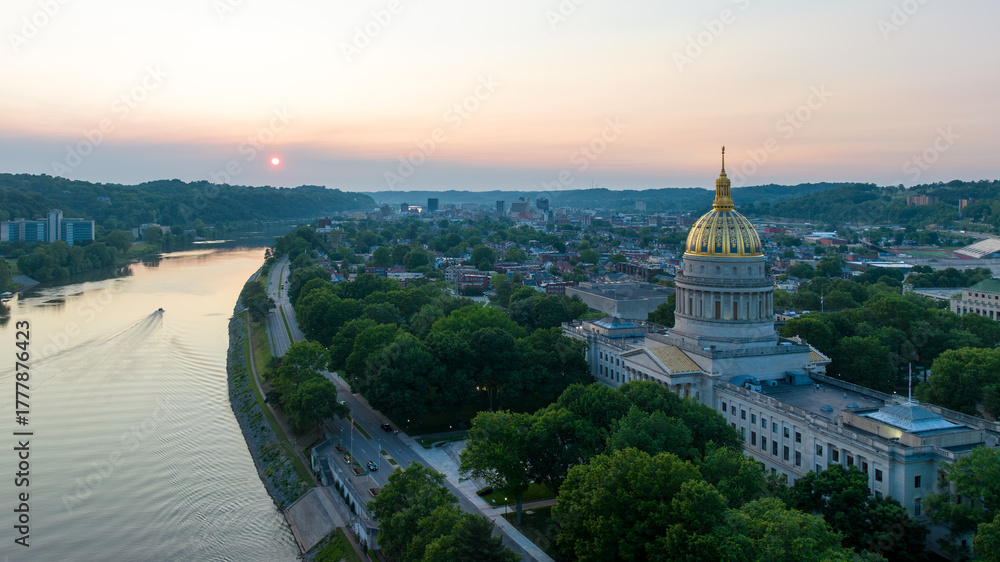 Naklejka premium Sunset Over West Virginia State Capitol and Kanawha River