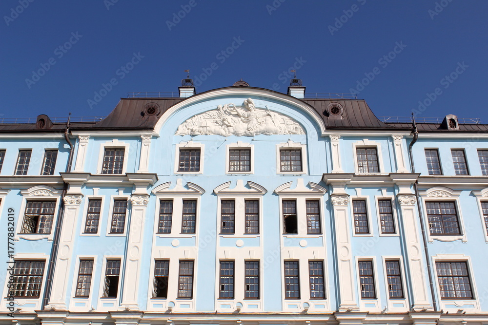 Obraz premium A historical low-rise building in the city of Saint Petersburg. 