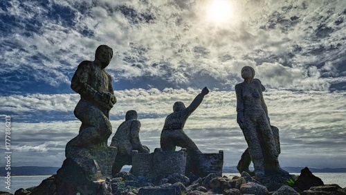 Bild auf Leinwand San Vicente do Mar (O Grove) - sendero pedras negras (Escultura en homenaje a lo