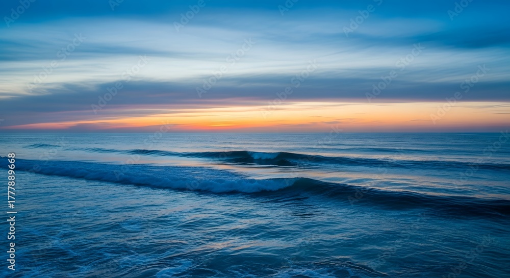 Obraz premium Ocean Waves at Sunset Tranquil Evening Seascape View