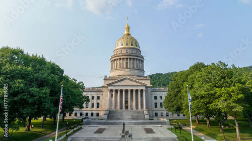 Φωτογραφία West Virginia State Capitol with Golden Dome in Charleston