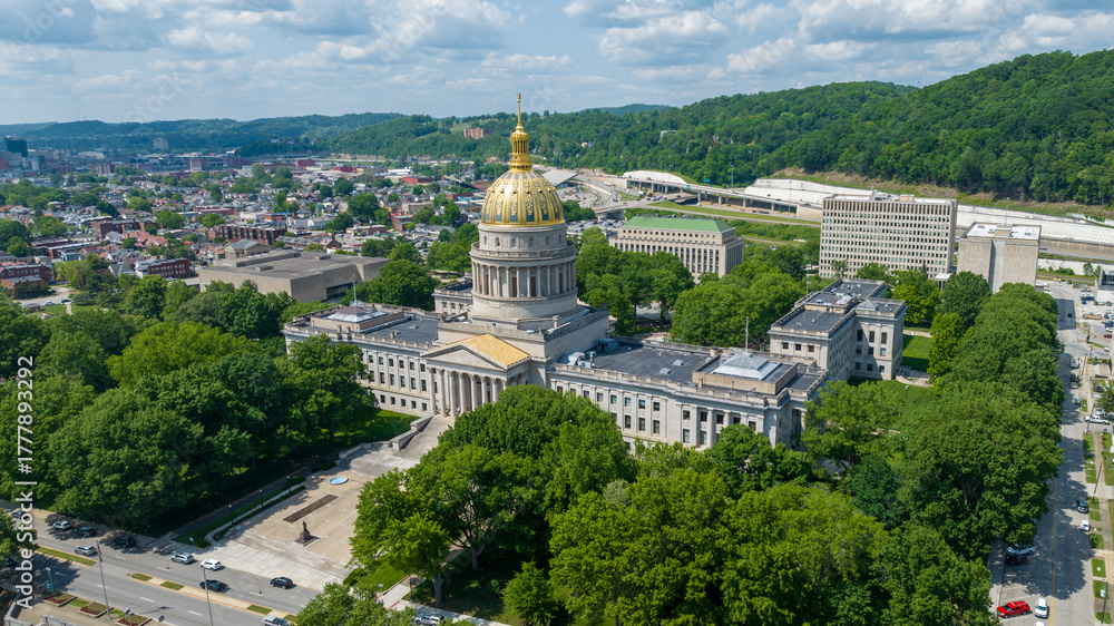 Obraz premium Aerial View of the West Virginia State Capitol in Charleston with Gold Dome