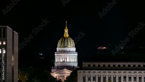 Φωτογραφία Illuminated Dome of the West Virginia State Capitol at Night