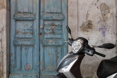 Fototapeta Naklejka Na Ścianę i Meble -  old habitation building in rethymno in crete in greece 