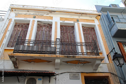Fototapeta Naklejka Na Ścianę i Meble -  old habitation building in rethymno in crete in greece 