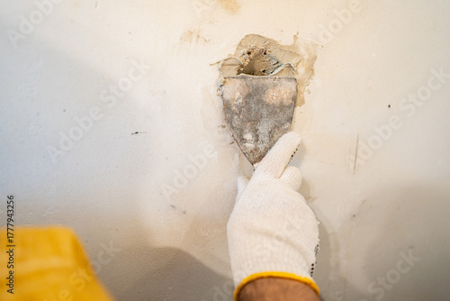 Εκτύπωση καμβά Close-up of applying a high-strength patching compound with a small blade, essential for high-quality wall restoration