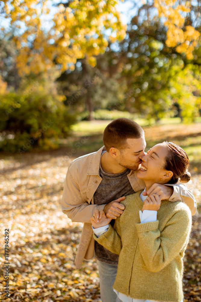 Fototapeta premium Joyful moments of a couple enjoying a fall day in a beautiful park