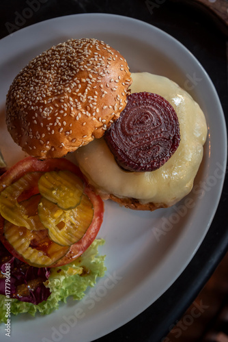 Hamburquesa con queso y cebolla